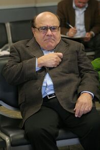 It's Always Sunny in Philadelphia – Frank (Danny DeVito) will sich scheiden lassen. Damit seine Frau nichts von seinem Vermögen bekommt, möchte er es an Bedürftige verschenken. Dennis und Dee sind entsetzt ...