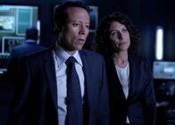 Castle – Chief Carl Villante (Yancey Arias, l.) und Agent Rachel McCord (Lisa Edelstein, r.) arbeiten im aktuellen Fall zusammen ...