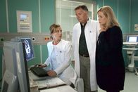 In aller Freundschaft – Dr. Gerhard Kersting wurde bei Sarah Marquardt (Alexa Maria Surholt, rechts) vorstellig und hat energisch die Verlegung seiner Tochter Viola in seine Klinik in Halle gefordert. Nun erkundigt sich Sarah bei Dr. Roland Heilmann (Thomas Rühmann) und Dr. Lea Peters (Anja Nejarri, links), warum die beiden dies so vehement verwehren.