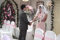 The Big Bang Theory – Werden sich Penny (Kaley Cuoco, r.) und Leonard (Johnny Galecki, l.) trotz der Fremdknutscherei von Letzterem wirklich das Ja-Wort geben?; Werden sich Penny (Kaley Cuoco, r.) und Leonard (Johnny Galecki, l.) trotz der Fremdknutscherei von Letzterem wirklich das Ja-Wort geben?