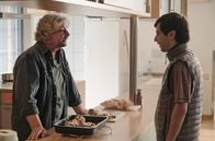 Tatort – Hansi Pagel (Rüdiger Klink, re.) ist guter Dinge und präsentiert seinem Zimmergenossen Milan Vujicic (Bekim Latifi) stolz das Ergebnis seiner Kochkunst.