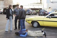 Castle – Mike Royce (Jason Beghe, r.) ist es gelungen, den Verdächtigen Random Pierce (Keith Robinson, liegend) zu stoppen. Castle (Nathan Fillion, 2.v.l.) ist überrascht als er mitbekommt, dass Beckett (Stana Katic, l.) und Royce sich offensichtlich kennen.
