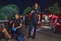 9-1-1 Notruf L.A. – Eddie Diaz (Ryan Guzman, l.); Bobby Nash (Peter Krause, r.)