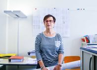Geboren am ... – Lotti Ehrismann:vertritt heute als Präsidentin den Berufsbildnerverein der Tiefbauzeichner (Copyright SRF)