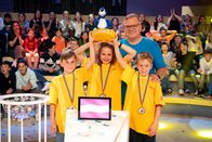 1, 2 oder 3 – Das gelbe Rateteam aus Lochau/Österreich hat allen Grund zu Jubeln: Als siegreiches Team darf es den Piet-Flosse-Pokal in die Luft strecken.