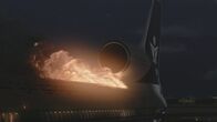 Mayday - Alarm im Cockpit – REENACTMENT - Nach einer Notlandung aufgrund eines Brandes an Bord geht der Saudia-Flug 163 auf dem Rollfeld des internationalen Flughafens von Riad in Saudi-Arabien in Flammen auf, wobei alle 301 Passagiere und Besatzungsmitglieder noch an Bord sind. (Cineflix 2023)