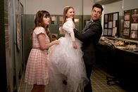 New Girl – Eigentlich wollte Schmidt (Max Greenfield, r.) Jess (Zooey Deschanel, l.) nur helfen, endlich mit Ceces Hochzeitskleid fertig zu werden, doch dann kommt alles ganz anders und plötzlich bringt nicht nur Kims Tochter (Quinn O'Malley, M.) alles durcheinander ...
