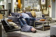 Männerwirtschaft – Oscar Madison (Matthew Perry, l.); Teddy (Wendell Pierce, r.)