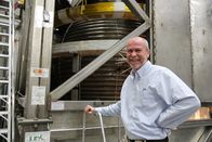 Das Universum - Eine Reise durch Raum und Zeit – Dr. Daniel Lathrop und sein Team haben ein Modell des Erdkerns gebaut. Sie untersuchen, ob das lebenserhaltende Magnetfeld der Erde seine Kraft verlieren kˆnnte.