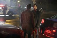 Castle – Javier (Jon Huertas, r.) muss Castle (Nathan Fillion, l.) informieren, dass eine seiner Theorien falsch ist ...