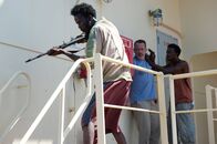 Captain Phillips – Die Piraten Elmi (Mahat M. Ali, l.) und Najee (Faysal Ahmed, r.) zwingen Kapitän Richard Phillips (Tom Hanks, M.), das Steuerhaus seines Frachters zu verlassen, während sie mit Waffengewalt die Kontrolle über das mächtige Schiff an sich reißen.