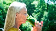 Puls – Puls Mit Alternativmedizin gegen Krebs – geht das? Eine Protagonistin der Sendung trinkt einen grünen Smoothie 2025 Copyright: SRF