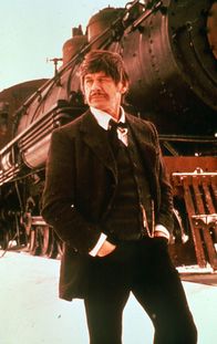 Nevada-Pass – John Deakin (Charles Bronson), einem getarnten Geheimagenten, gelingt es, die Hintergründe der mysteriösen Mordserie in dem amerikanischen Militärzug aufzuklären und einigen skrupellosen Verschwörern das Handwerk zu legen.