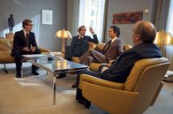 Goldjungs – Der Einzige, der dem Treiben der "Goldjungs" um Mick Sommer (Tim Oliver Schultz, zweiter von rechts) nicht tatenlos zusehen will, ist Buchhalter Uwe Lennartz (Jan Krauter, links). Auch Iwan D. Herstatt (Waldemar Kobus, rechts) will seine Warnungen nicht hören. Zweiter von links: Ferdinand Baron von Broustin (Ulrich Friedrich Brandhoff), stellvertretender Direktor der Herstatt-Bank.