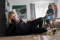 Die Chefin – Die Hauptkommissarin und eine Frau sitzen gefesselt in einem Wohnzimmer, v.li.: Katharina Böhm als Vera Lanz, Süheyla Ünlü als Alina Aziz