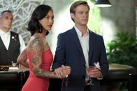 MacGyver – Desi Nguyen (Levy Tran, l.); Angus MacGyver (Lucas Till, r.)