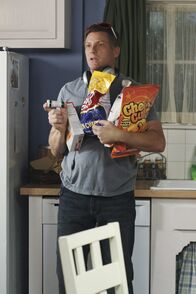 Desperate Housewives – Während Bree versucht bei Keith zu landen, leidet Tom (Doug Savant) stark unter seinen Wochenbettdepressionen ...