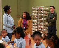 Abbott Elementary – v.li.: Barbara Howard (Sheryl Lee Ralph), Janine Teagues (Quinta Brunson), Jacob Hill (Chris Perfetti)