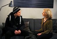 Rote Rosen – ARD ROTE ROSEN FOLGE 1457 Uhr im ERSTEN. Claudia (Mignon Remé, r.) erfährt überfordert, dass Robin (Niklas Osterloh, l.) das Kind ist, das sie einst zur Adoption freigegeben hat. In einem emotionalen Gespräch bittet sie ihn um Verständnis.