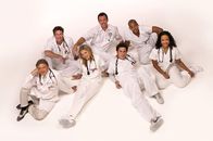 Scrubs - Die Anfänger – (3. Staffel) - Immer wieder kommt es zu Konflikten zwischen den Jungmedizinern und den erfahrenen Ärzten: (v.l.n.r.) Dr. Bob Kelso (Ken Jenkins), Dr. Phil Cox (John C. McGingley), Elliot (Sarah Chalke), Hausmeister (Neil Flynn), John Dorian (Zach Braff), Turk (Donald Faison) und Carla Espinosa (Judy Reyes) ...