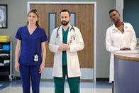 Atlanta Medical – (v.l.n.r.) Dr. Kit Voss (Jane Leeves); Dr. Irving Feldman (Tasso Feldman); Dr. Mina Okafor (Shaunette Renée Wilson)