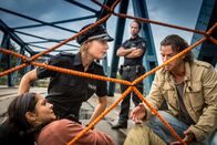 Notruf Hafenkante – Der Schauspieler Tim Schneider (Stephan Luca, r.) mischt sich in Melanies (Sanna Englund, 2.v.l.) und Mattes' (Matthias Schloo, 2.v.r.) Einsatz ein, obwohl Mattes ihn angewiesen hatte, im Streifenwagen zu bleiben. Auch die verletzte Demonstrantin Mina (Pegah Ferydoni, l.) wundert sich über den seltsamen Möchtegern-Polizisten.