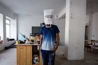 Servus Reportage – Alfredo Barsuglia in seinem Atelier mit einer Tüte auf seinem Kopf