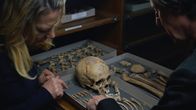 Terra X: Überleben! – Die Wissenschaftlerin Antje Boetius im Gespräch mit dem Paläoarchäologen Tom Higham der Uni Wien über die Erfolgsgeschichte des Homo Sapiens.