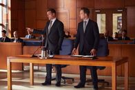 Suits – Der Anwalt der gegnerischen Seite ist für Mike (Patrick J. Adams, r.) und Harvey (Gabriel Macht, l.) eine große Herausforderung. Können sie dessen Aussagen trauen, er habe sich von seinen früher üblichen unethischen Methoden abgewandt?
