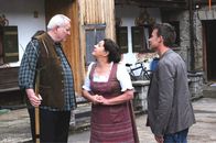 Frühling – Tierarzt Mark Weber (Marco Girnth, r.) macht die überraschten Drechsler-Bauern (Harry Täschner und Monika Manz) darauf aufmerksam, dass sie mit ihrer Tierhaltung gegen geltende Gesetze verstoßen.
