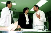 Kommissar Rex – Gerichtsmediziner Dr. Graf (Gerhard Zemann, li.), Dr. Werner (Bruno Thost, re.) und Richie Moser (Tobias Moretti, mi.) finden die tödlichen Unfälle im psychiatrischen Krankenhaus verdächtig.