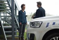 Auckland Detectives - Tödliche Bucht – Detective Senior Sergeant Jessica Savage (Kate Elliott) berät mit ihrem Kollegen Detective Sergeant Justin Harding (Ido Drent) das weitere Vorgehen, um den Entführer von Nathan - und damit womöglich weitere Kinder in seiner Gewalt - zu finden.