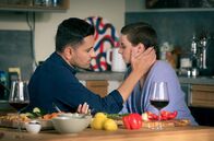 In aller Freundschaft – Romy Ziehden (Julia E. Lenska) ist überraschend bei Ilay Demir (Tan Caglar) zum gemeinsamen Kochen aufgetaucht. Doch weit kommen die beiden nicht.