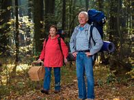 In aller Freundschaft – Charlotte (Ursula Karusseit) und Otto (Rolf Becker) machen einen Campingausflug. Während Charlotte denkt, er würde die Gelegenheit nutzen, mit ihr allein zu sein und endlich "einen Schritt weiter gehen", will Otto ihr nur den Ort zeigen, an dem er eine Hütte bauen will.