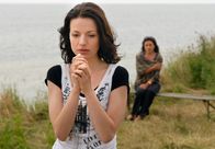 Insel des Lichts – Jenny (Julia Hartmann, li.) hasst ihre Mutter Nora (Christine Neubauer) und schreibt über sie eine Enthüllungsgeschichte.