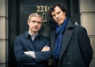 Sherlock – Kombinieren, deduzieren und Spuren lesen: Das sind Sherlock Holmes (Benedict Cumberbatch, re.) Stärken. Die Rolle des Trauzeugen, der auf der Hochzeitsfeier seines Freundes John Watson (Martin Freeman) eine gefühlvolle Rede halten soll, stellt ihn vor Probleme.