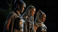 Der Herr der Ringe: Die Ringe der Macht – Drei Mystikerinnen (Edith Poor, l., Bridie Sisson, M., Kali Kopae, r.) suchen im Lager der Harfüße nach dem Fremden.