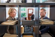 Marie Brand – Marie Brand (Mariele Millowitsch, l.) und Jürgen Simmel (Hinnerk Schönemann, r.) fragen sich, ob die Steuerberaterin Nelly Herforth (Christin Nichols, M.) etwas mit dem Mord an ihrer Schwester zu tun hat.