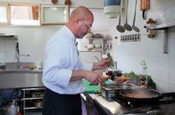 Küchen der Welt – Der Chefkoch Mickael Bineau bereitet Cul de Veau, geschmorte Kalbshüfte, nach einem Familienrezept zu.