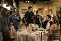 How I Met Your Mother – Hinter den Kulissen: Josh Radnor alias Ted (2.v.r.) und Ashley Williams alias Victoria (r.) bekommen die letzten Anweisungen ...