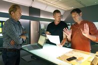 SOKO Wien – Spurensicherer Franz Wohlfahrt (Helmut Bohatsch, l.) zeigt Major Max Herzog (Martin Gruber, M.) und Bezirksinspektor Klaus Lechner (Andreas Kiendl, r.) die Rufdatenauswertung von Stammers Zweithandy.