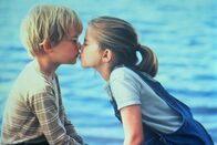 My Girl - Meine erste Liebe – Jugend forscht: Thomas J. (Macaulay Culkin, l.) und Vada (Anna Chlumsky, r.) wagen sich an die geheimnisvolle Welt des Küssens heran ...