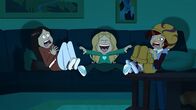 Power Sisters – Marine drängt sich auf, als Wendy sich mit Sammie in aller Ruhe bei einem Horrorfilm gruseln will.