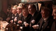 Babylon Berlin – Adenauer (Martin Armknecht, re.) und Engelberth Rath (Hanns Zischler, li.) feiern Karneval in einem Brauhaus.