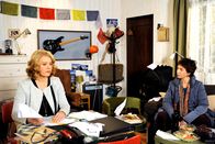 Rote Rosen – ARD ROTE ROSEN FOLGE 1705 Uhr im ERSTEN. Merle (Anja Franke, r.) sieht mit Sorge, wie Tine (Maike Bollow, l.) immer weiter in ihrer Schaffenskrise versinkt.