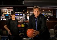 Mankells Wallander – Kurt Wallander (Krister Henriksson) entspannt sich mit Bea (Malena Engström) beim Bowling.