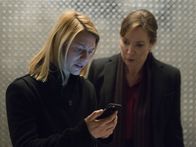 Homeland – Die Situation vor dem Hotel der designierten Präsidentin Elizabeth Keane (Elizabeth Marvel, r.) eskaliert. Doch können Carrie (Claire Danes, l.) und Quinn noch rechtzeitig einschreiten?