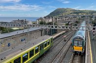 Mit dem Zug ... – Der IC hält Einfahrt in Bray: Dreimal am Tag fährt er entlang der Ostküste von Rosslare nach Dublin.