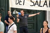 Donna Leon – Andrea Santello (Edin Hasanovic) ruft zum Streik vor der Oper auf.