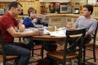 Two and a Half Men – Noch ahnen Alan (Jon Cryer, l.) Jake (Angus T. Jones, M.) und Charlie (Charlie Sheen, r.) nicht, was auf sie zukommt ...